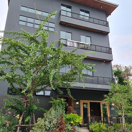 The Lantern Suites Ban Song Hong Экстерьер фото