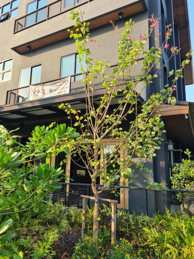 The Lantern Suites Ban Song Hong Экстерьер фото