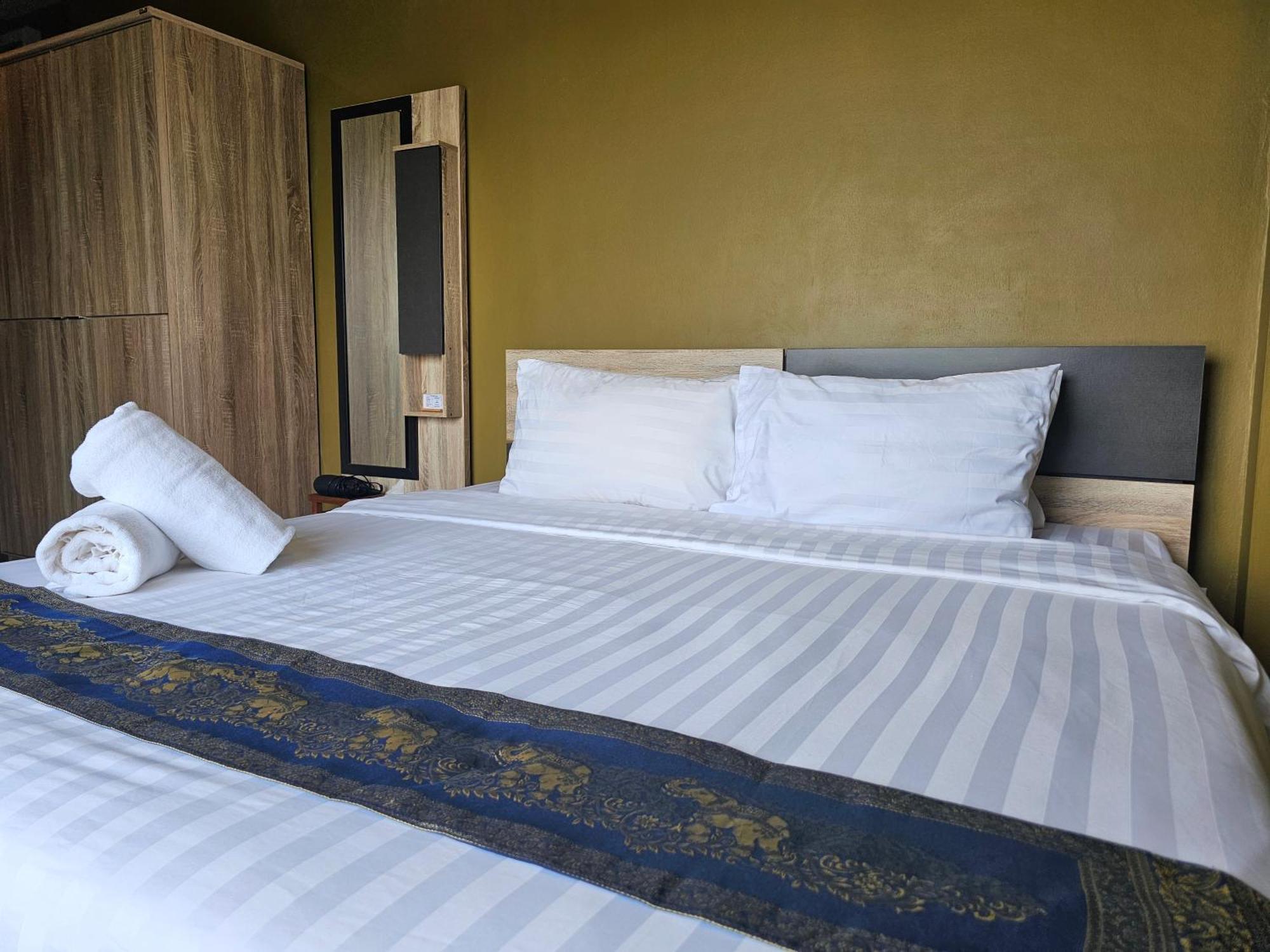 The Lantern Suites Ban Song Hong Экстерьер фото