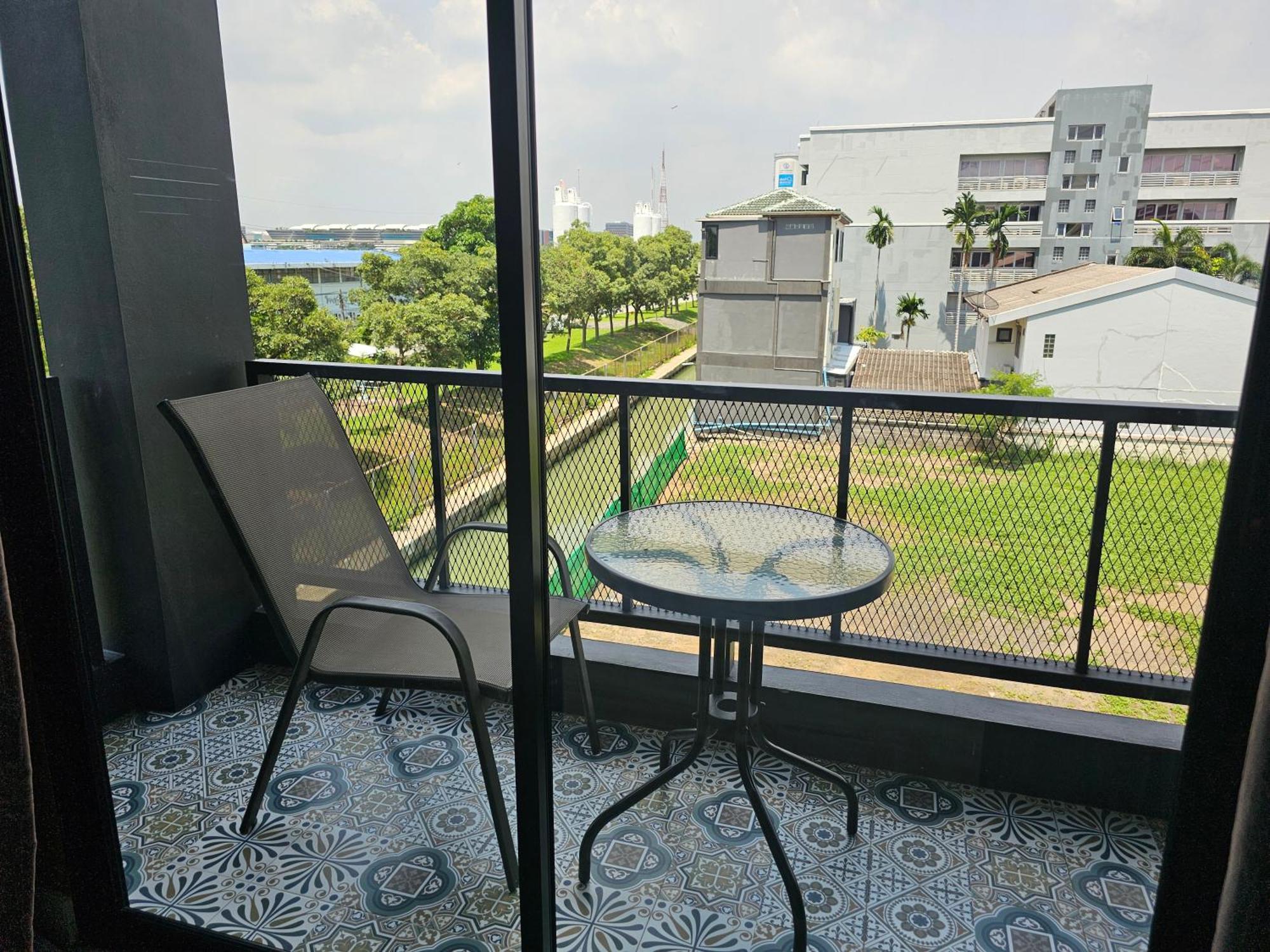 The Lantern Suites Ban Song Hong Экстерьер фото